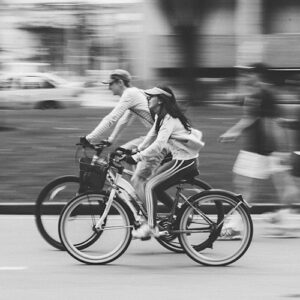 Dos personas montando en bicicleta con fondo difuminado