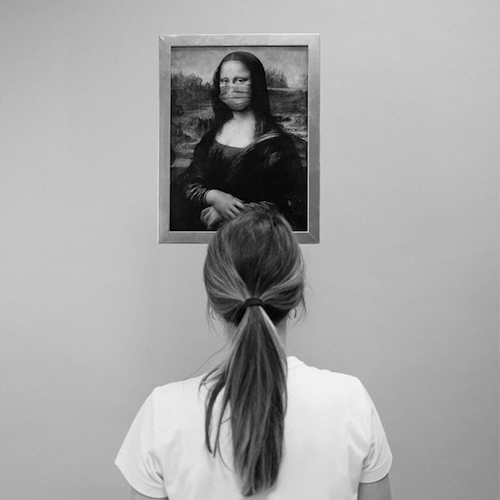Mujer contempla la Mona Lisa con mascarilla