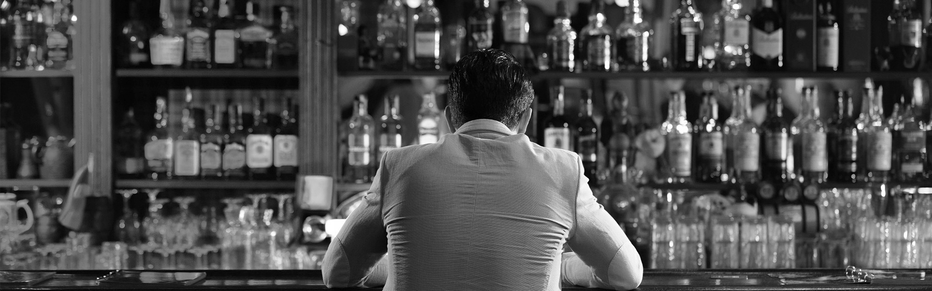 Un hombre en la barra de un bar.
