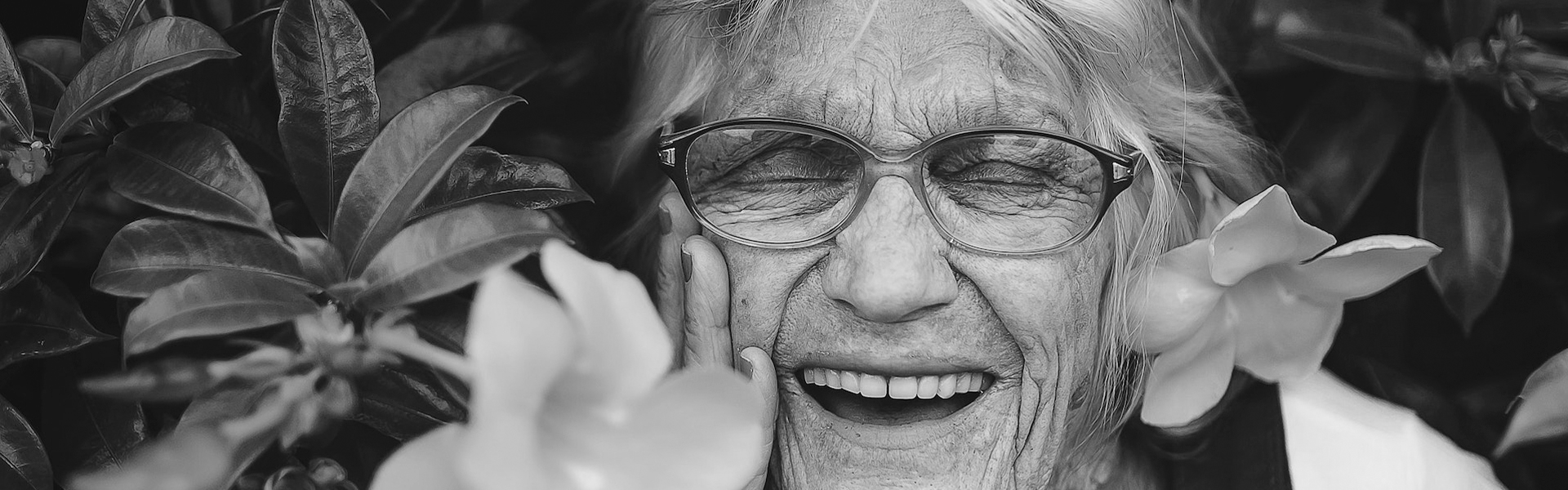 Mujer mayor con arrugas y sonriente